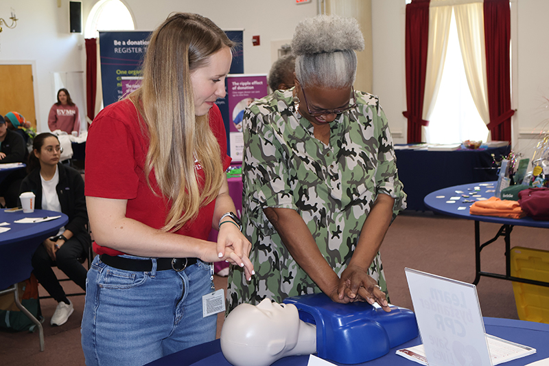 Student teaching attendee how to give CPR.