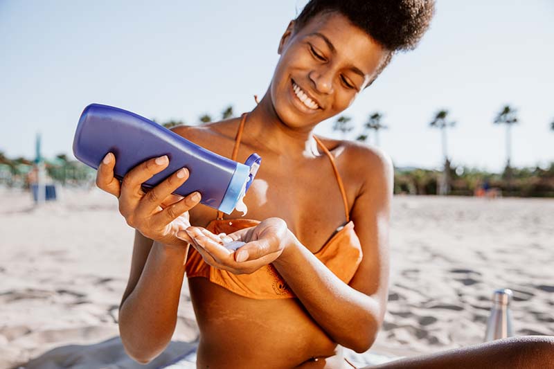 woman applying sunscreen